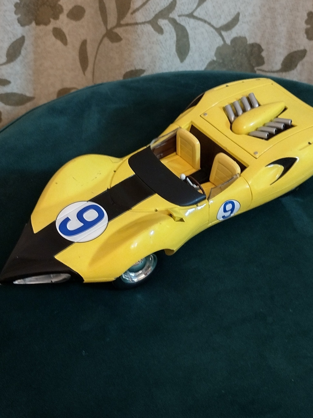 Ertl Racer X Shooting Star 9 Speed Racer 1:18 Yellow Classic Car Model
